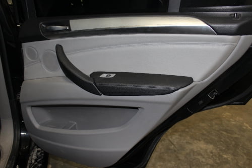 BMW X5 E70. Перетяжка подлокотников и дверной ручки_5