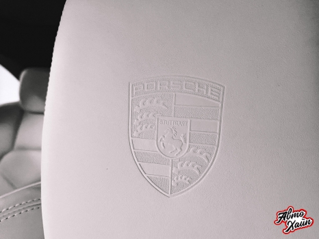 Porsche Cayenne. Тиснение логотипа на подголовниках_5